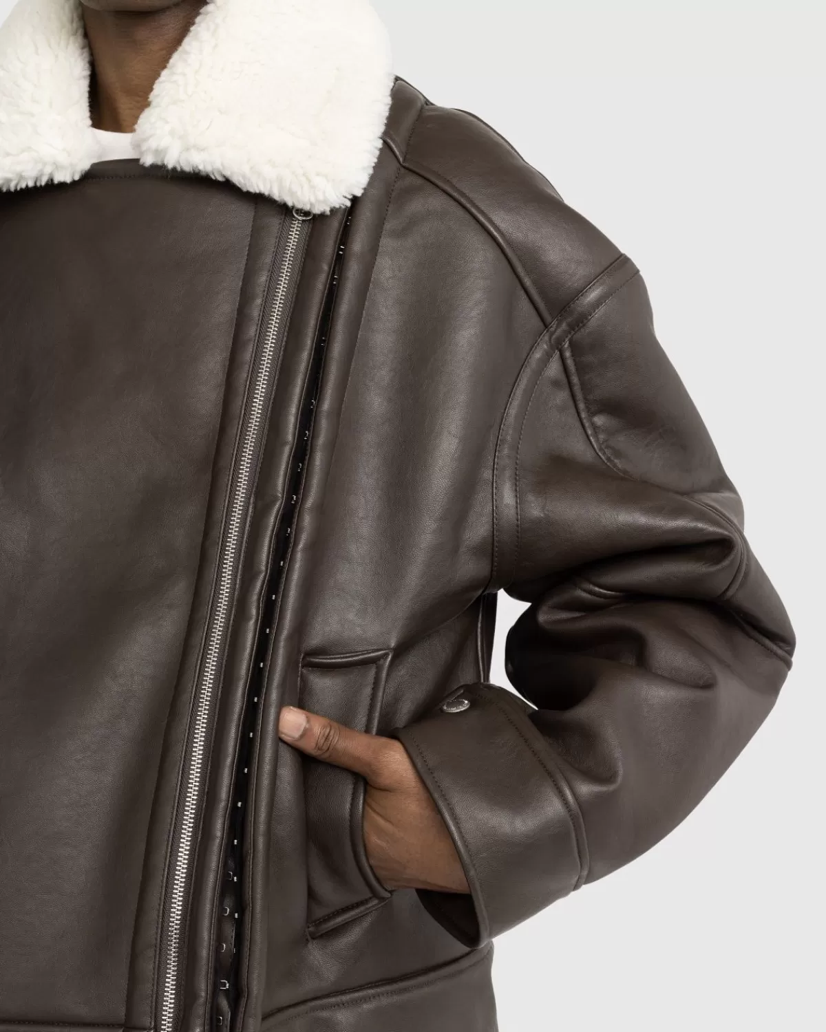 yproject_jack_met_haak_en_oogschaarschap_donkerbruingebroken_wit_2.webp Bovenkleding^Y/Project Jack Met Haak- En Oogschaarschap, Donkerbruin/Gebroken Wit