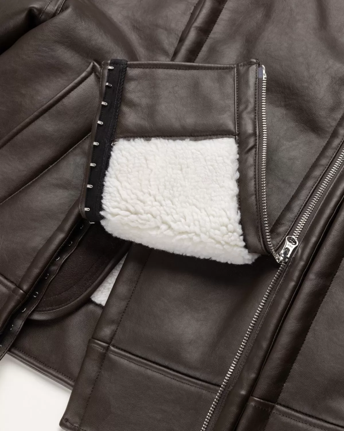 yproject_jack_met_haak_en_oogschaarschap_donkerbruingebroken_wit_7.webp Bovenkleding^Y/Project Jack Met Haak- En Oogschaarschap, Donkerbruin/Gebroken Wit